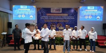 Ketua SMSI Provinsi Jambi Mukhtadi Putranusa memberikan SK Pengukuhan Forum Pemimpin Redaksi SMSI Jambi