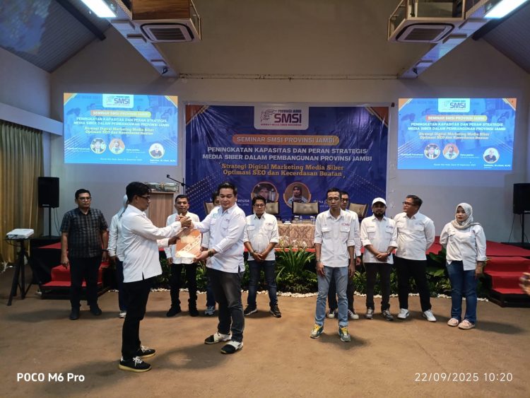 Ketua SMSI Provinsi Jambi Mukhtadi Putranusa memberikan SK Pengukuhan Forum Pemimpin Redaksi SMSI Jambi