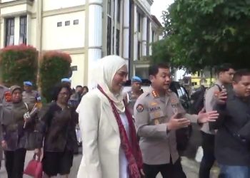 Kapolda Jambi Wakil Ketua Sari Yuliati dan Kabid Humas berjalan Masuk kedalam Mapolda Jambi lewat pintu samping