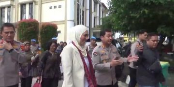 Kapolda Jambi Wakil Ketua Sari Yuliati dan Kabid Humas berjalan Masuk kedalam Mapolda Jambi lewat pintu samping