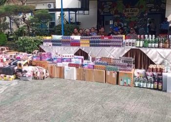 Bea cukai hanguskan rokok dan miras ilegal, yang nilainya mencapai Rp 1.9 miliar