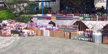 Bea cukai hanguskan rokok dan miras ilegal, yang nilainya mencapai Rp 1.9 miliar