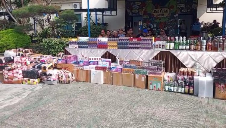 Bea cukai hanguskan rokok dan miras ilegal, yang nilainya mencapai Rp 1.9 miliar