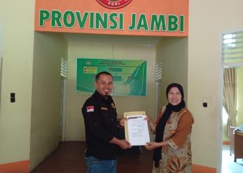 Sahroni memberikan laporan dugaan pelanggaran karena mengajak siswa untuk orasi di lingkungan sekolah
