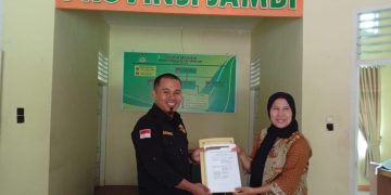 Sahroni memberikan laporan dugaan pelanggaran karena mengajak siswa untuk orasi di lingkungan sekolah