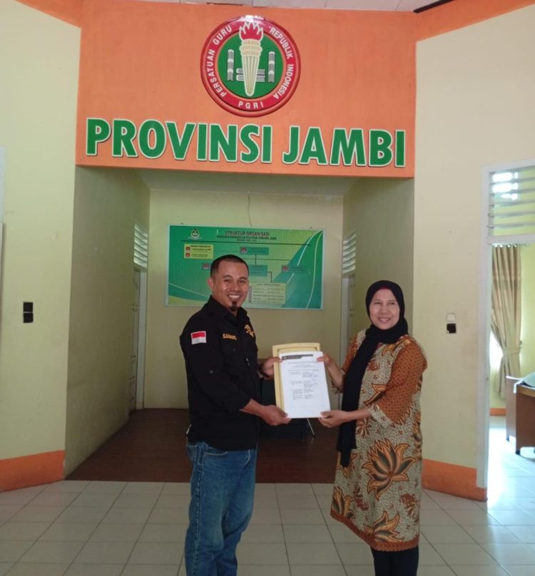 Sahroni memberikan laporan dugaan pelanggaran karena mengajak siswa untuk orasi di lingkungan sekolah