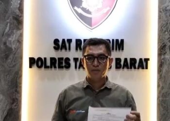 Pemred Searah.co, Eko Siswono menunjukan bukti pemerimaan laporan polisi atas dugaan pelanggaran ITE dan serta UU Pers Nomor 40 Tahun 1999