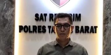 Pemred Searah.co, Eko Siswono menunjukan bukti pemerimaan laporan polisi atas dugaan pelanggaran ITE dan serta UU Pers Nomor 40 Tahun 1999