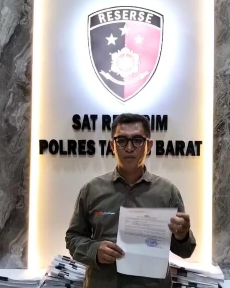 Pemred Searah.co, Eko Siswono menunjukan bukti pemerimaan laporan polisi atas dugaan pelanggaran ITE dan serta UU Pers Nomor 40 Tahun 1999