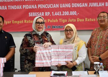 Kejaksaan Negeri Jambi menerima pelimpahan tersangka dan barang bukti perkara TPPU dari penyidik Polda Jambi, Jumat (31/10/2025). Perkara ini merupakan pengembangan dari kasus narkotika jaringan Malaysia