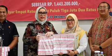 Kejaksaan Negeri Jambi menerima pelimpahan tersangka dan barang bukti perkara TPPU dari penyidik Polda Jambi, Jumat (31/10/2025). Perkara ini merupakan pengembangan dari kasus narkotika jaringan Malaysia