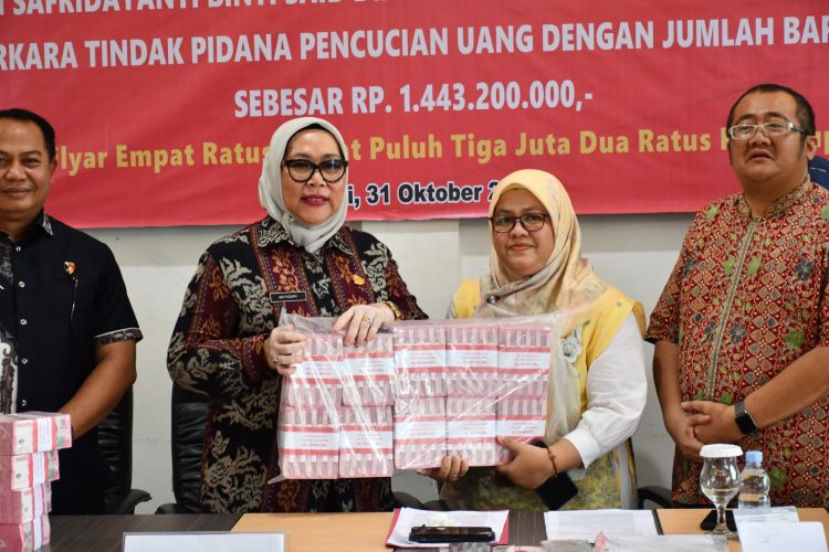 Kejaksaan Negeri Jambi menerima pelimpahan tersangka dan barang bukti perkara TPPU dari penyidik Polda Jambi, Jumat (31/10/2025). Perkara ini merupakan pengembangan dari kasus narkotika jaringan Malaysia