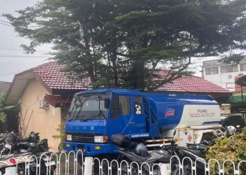 Mobil tangki berwarna biru putih bertuliskan PT APDE yang telah diamankan ke mapolresta Jambi (Ist)