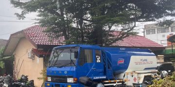 Mobil tangki berwarna biru putih bertuliskan PT APDE yang telah diamankan ke mapolresta Jambi (Ist)