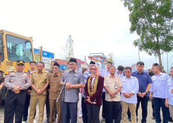 Sekda Provinsi Jambi, Dr. H. Sudirman, SH, MH, bersama Pelindo Regional 2 Jambi melepas ekspor 36 ton buah pinang senilai Rp1,3 miliar ke Bangladesh di Pelabuhan Talang Duku.