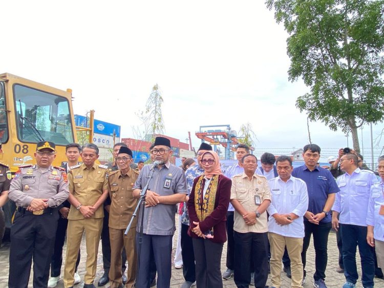 Sekda Provinsi Jambi, Dr. H. Sudirman, SH, MH, bersama Pelindo Regional 2 Jambi melepas ekspor 36 ton buah pinang senilai Rp1,3 miliar ke Bangladesh di Pelabuhan Talang Duku.
