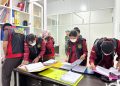 Tim satuan pemperantasan korupsi Pidsus Kejari Jambi memeriksa beberapa dokumen penting