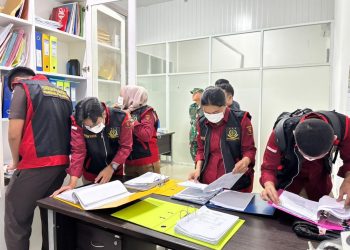 Tim satuan pemperantasan korupsi Pidsus Kejari Jambi memeriksa beberapa dokumen penting