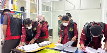 Tim satuan pemperantasan korupsi Pidsus Kejari Jambi memeriksa beberapa dokumen penting