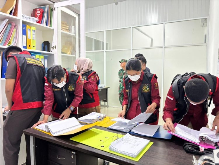 Tim satuan pemperantasan korupsi Pidsus Kejari Jambi memeriksa beberapa dokumen penting