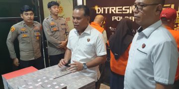 Direktur Reskrimsus Polda Jambi Kombes Pol Taufik Nurmandia saat menunjukan uang sitaan dari kasus DAK SMK Provinsi Jambi sebesar Rp8 miliar lebih