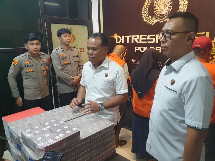 Direktur Reskrimsus Polda Jambi Kombes Pol Taufik Nurmandia saat menunjukan uang sitaan dari kasus DAK SMK Provinsi Jambi sebesar Rp8 miliar lebih