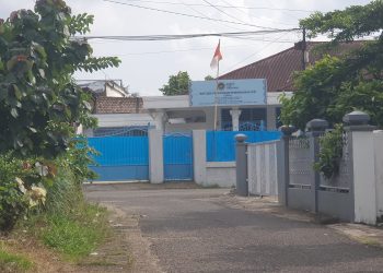 DAPUR MBG : Tampak depan area dapur MBG di lorong Darmo Mulyo RT 33 Simpang tiga sipin yang kini disorot akibat dugaan pencemaran bau