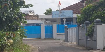 DAPUR MBG : Tampak depan area dapur MBG di lorong Darmo Mulyo RT 33 Simpang tiga sipin yang kini disorot akibat dugaan pencemaran bau