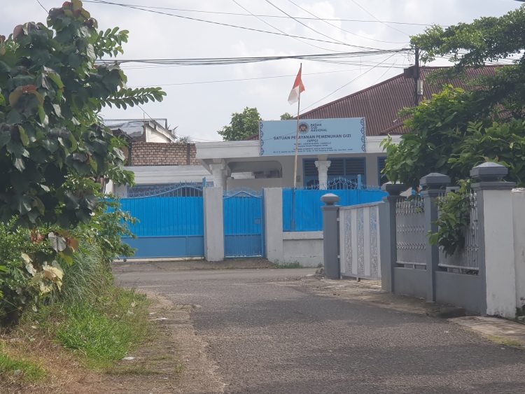 DAPUR MBG : Tampak depan area dapur MBG di lorong Darmo Mulyo RT 33 Simpang tiga sipin yang kini disorot akibat dugaan pencemaran bau