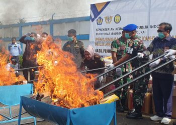 PEMUSNAHAN : Petugas Bea Cukai Jambi memusnahkan jutaan batang rokok ilegal hasil penindakan tahun 2025 dengan cara dibakar