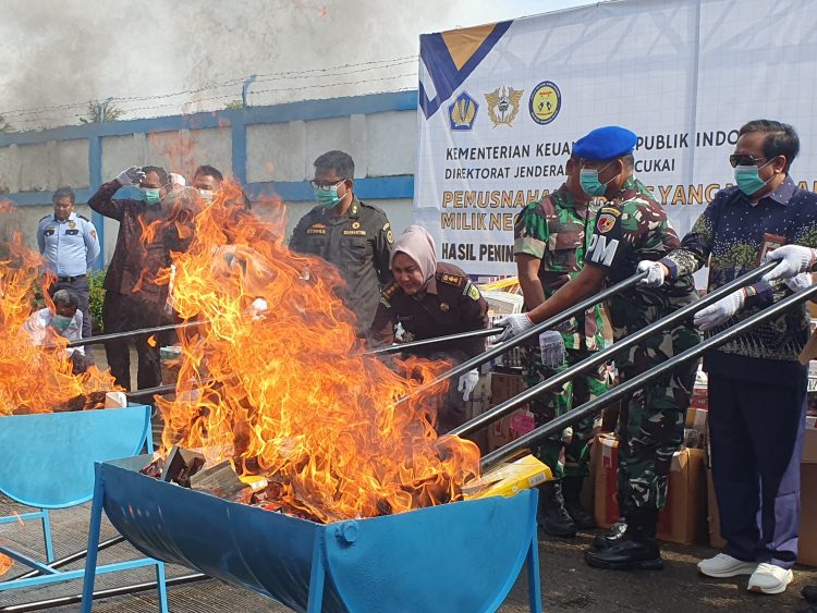 PEMUSNAHAN : Petugas Bea Cukai Jambi memusnahkan jutaan batang rokok ilegal hasil penindakan tahun 2025 dengan cara dibakar