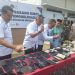 Kakanwil Ditjenpas Jambi Irwan Rahmat Gumilar menghancurkan Handphone dengan cara dipukul dengan palu