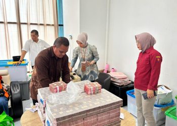 KORUPSI : Barang bukti uang senilai Rp8 miliar yang disita penyidik dalam kasus dugaan korupsi pengadaan alat praktik SMK di Dinas Pendidikan Provinsi Jambi