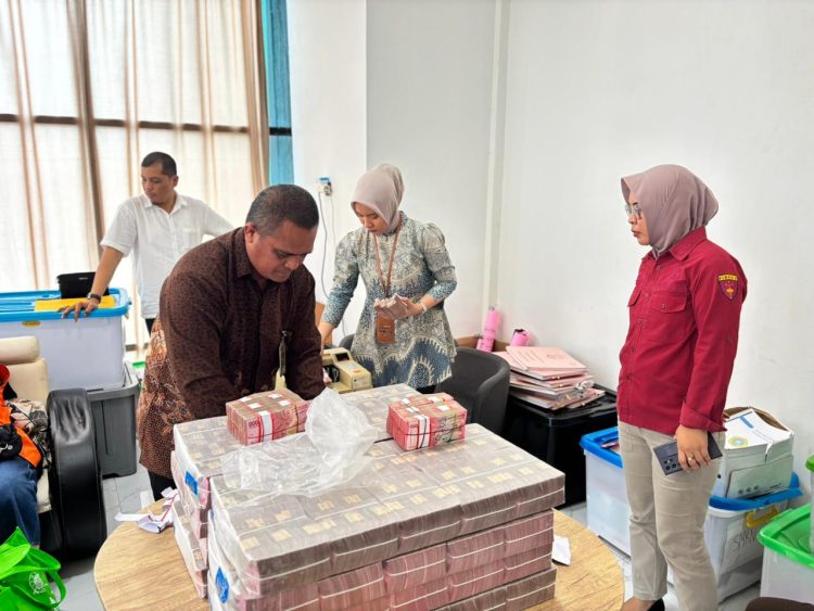 KORUPSI : Barang bukti uang senilai Rp8 miliar yang disita penyidik dalam kasus dugaan korupsi pengadaan alat praktik SMK di Dinas Pendidikan Provinsi Jambi