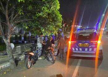 Personel Ditlantas Polda Jambi mengamankan aksi balap liar