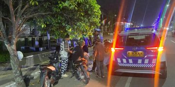 Personel Ditlantas Polda Jambi mengamankan aksi balap liar
