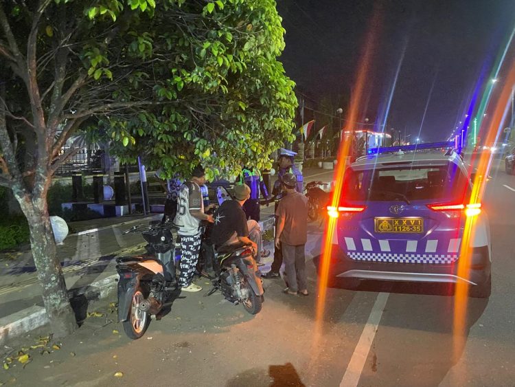 Personel Ditlantas Polda Jambi mengamankan aksi balap liar