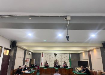 TUNTUTAN : Wendy Haryanto duduk di kursi pesakitan pengadilan tipikor Jambi sembari mendengarkan tututan JPU