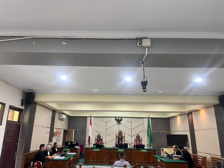 TUNTUTAN : Wendy Haryanto duduk di kursi pesakitan pengadilan tipikor Jambi sembari mendengarkan tututan JPU