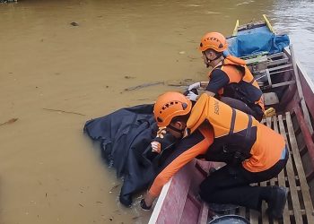EVAKUASI : Tim SAR gabungan saat mengevakuasi jenazah korban kecelakaan mobil masuk jurang di aliran Sungai Batang Merangin. Pencarian dilakukan dengan metode penyisiran darat, udara, dan sungai hingga puluhan kilometer dari lokasi kejadian
