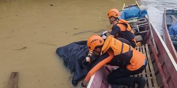 EVAKUASI : Tim SAR gabungan saat mengevakuasi jenazah korban kecelakaan mobil masuk jurang di aliran Sungai Batang Merangin. Pencarian dilakukan dengan metode penyisiran darat, udara, dan sungai hingga puluhan kilometer dari lokasi kejadian