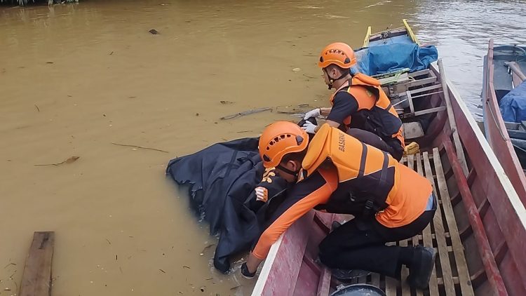 EVAKUASI : Tim SAR gabungan saat mengevakuasi jenazah korban kecelakaan mobil masuk jurang di aliran Sungai Batang Merangin. Pencarian dilakukan dengan metode penyisiran darat, udara, dan sungai hingga puluhan kilometer dari lokasi kejadian