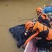 EVAKUASI : Tim SAR gabungan saat mengevakuasi jenazah korban kecelakaan mobil masuk jurang di aliran Sungai Batang Merangin. Pencarian dilakukan dengan metode penyisiran darat, udara, dan sungai hingga puluhan kilometer dari lokasi kejadian