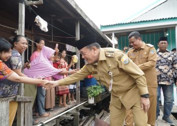 BEDAH RUMAH : Gubernur Jambi Al Haris bersalaman dengan warga penerima bantuan bedah rumah di Tanjung Jabung Barat