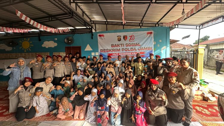 HUT Reserse : Suasana haru dan bahagia saat Ditreskrimsus Polda Jambi menyerahkan bantuan sembako kepada anak-anak Rumah Cahaya
