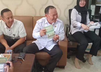 Petugas Kantor Wilayah Direktorat Jenderal Imigrasi Jambi saat melaksanakan pemeriksaan dokumen keimigrasian WNA dalam Operasi Wirawaspada Tahun 2025 di Kabupaten Muaro Jambi