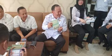 Petugas Kantor Wilayah Direktorat Jenderal Imigrasi Jambi saat melaksanakan pemeriksaan dokumen keimigrasian WNA dalam Operasi Wirawaspada Tahun 2025 di Kabupaten Muaro Jambi