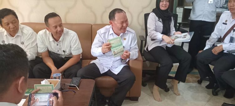 Petugas Kantor Wilayah Direktorat Jenderal Imigrasi Jambi saat melaksanakan pemeriksaan dokumen keimigrasian WNA dalam Operasi Wirawaspada Tahun 2025 di Kabupaten Muaro Jambi