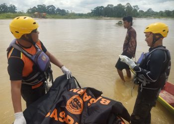 Petugas SAR Gabungan melakukan evakuasi korban terseret arus Sungai Batang Pelepat, Kabupaten Bungo, usai ditemukan dalam kondisi meninggal dunia (Ist)