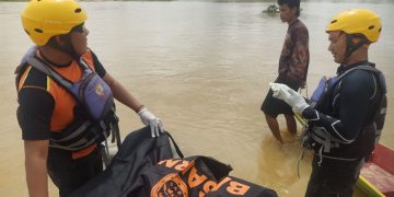 Petugas SAR Gabungan melakukan evakuasi korban terseret arus Sungai Batang Pelepat, Kabupaten Bungo, usai ditemukan dalam kondisi meninggal dunia (Ist)